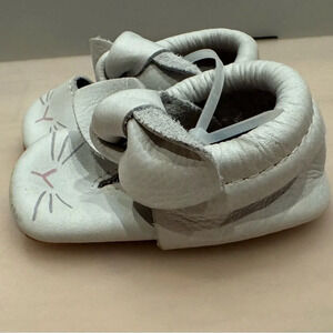 Freshly Picked Moccasins White And Pink SZ 2 Soft Sole Moccs Minimal Shoes
